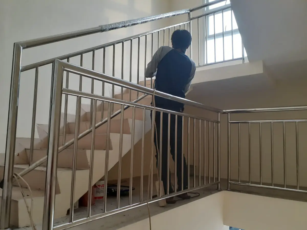 Railing Tangga Indoor — hasil fabrikasi Master Stainless